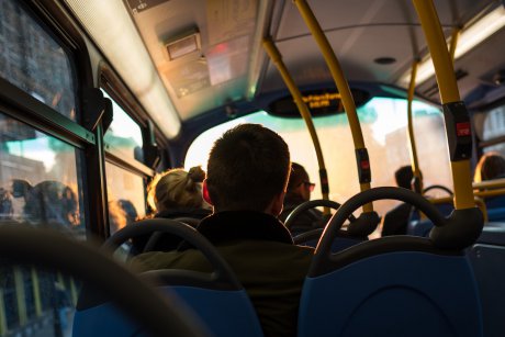 ALERTĂ de pedofil! Un bărbat ademenește copiii cu 50 de lei prin autobuzele din centru