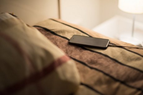 Nu mai lăsați telefoanele la încărcat pe pat! O fată a murit pentru că telefonul a explodat lângă ea