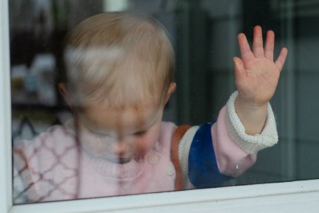 Momentul șocant când un preșcolar este filmat iesind pe marginea unei ferestre