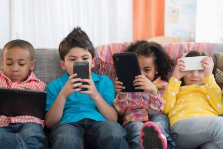 Să nu exageram cu limitarea timpului în fața ecranelor! Sănătatea copiilor nu este afectată, spune un studiu