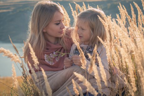 Mămicile cool poartă blond! Cum ajungi la nuanța mult visată.