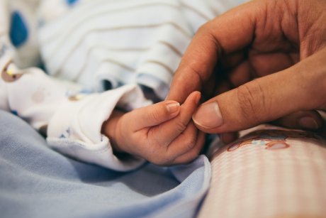 Un bebeluș a murit după ce părinții l-au culcat între ei