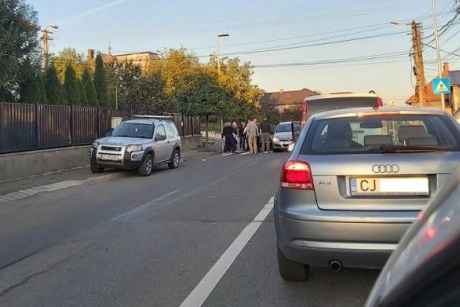 O mamă cu copilul în brațe a fost lovită pe trecerea de pietoni! Accidente în lanț la Cluj!