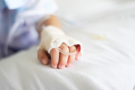 Drama copilului de 3 ani din Ibănești, cu arsuri grave, plimbat prin spitalele din toată țara