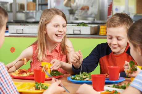 After school și masă caldă pentru toți copiii înscriși la școlile de stat