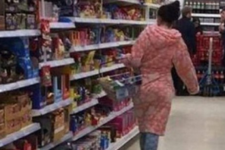 Eram la coadă la supermarket, în fața mea o gravidă în pijamale și cu ochiul vânăt. Ce a urmat este o lecție devastatoare