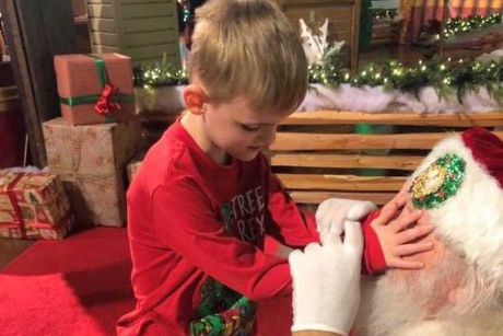 Un băiețel orb, cu autism, a avut parte de experiența vieții lui când l-a întâlnit pe Moș Crăciun