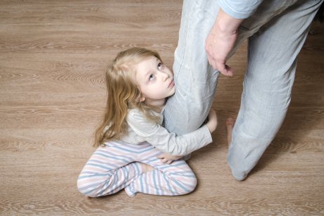 Nu mai forța copilul să construiască relații cu rude care îl abuzează emoțional