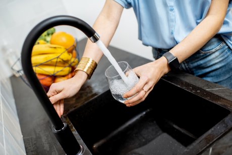 Studiu alarmant: Apa de la robinet clorinată crește riscul de cancer