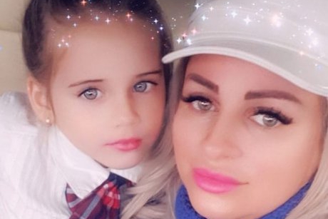 Sânziana Buruiană încă își mai alăptează fetița de 4 ani, deși i-a pus extensii de păr și îi lansează o linie de haine