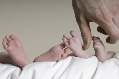 Cântăreau doar 500 de grame! Bebeluși gemeni, născuți la 23 de săptămâni, salvați de medici români