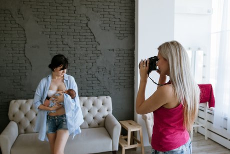 O femeie s-a dat drept fotograf pentru a fura un bebeluș