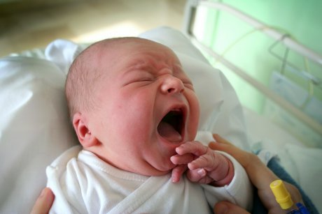 Un bebeluș din Hunedoara rănit din cauza ignoranței medicilor: Când am văzut mânuța fetiței mele am început să plâng și am țipat