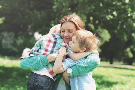 Cum să îți faci copilul să se simtă iubit! Cele 75 de cuvinte pozitive care îi ajută pe micuți să se dezvolte armonios