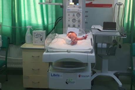 Salvați Copiii duce aparatură medicală necesară supraviețuirii prematurilor la Zalău! Rata mortalității infantile este aproape de două ori mai mare decât media pe țară