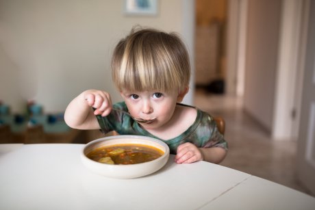 De vorbă cu nutriționistul: este musai să dăm mâncare gătită copilului în fiecare zi?