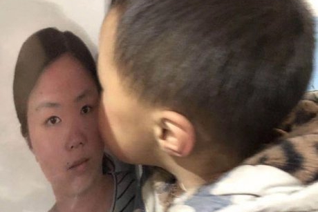 Realitatea sfâșietoare din spatele acestei imagini! Îi săruta poza mamei, fără să știe că a murit încercând să salveze pacienții cu COVID-19