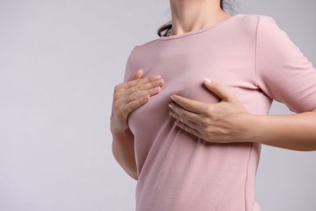 5 semne pe sâni care pot indica o problemă în alăptare