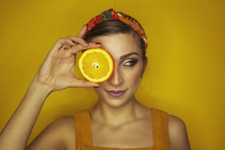6 moduri prin care vitamina C îți ajută tenul