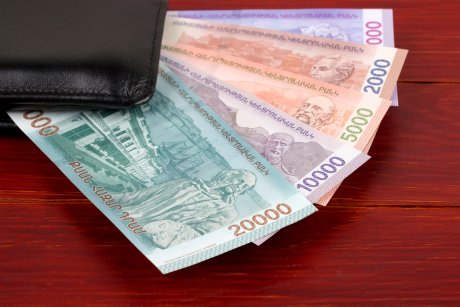 Țara care înlocuiește bancnotele vechi cu unele noi, pentru a opri răspândirea Covid-19
