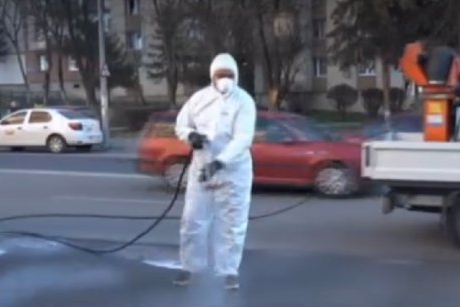 Măsuri anti-coronavirus: autoritățile dezinfectează străzile în București (video)