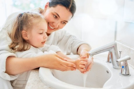 De ce să folosim săpun și nu produse antibacteriene pentru mâinile copiilor