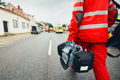 Un paramedic din Olt și-a lăsat acasă copilul nou-născut și urcă zilnic în ambulanță pentru a salva vieți
