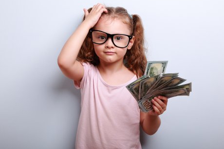Cum vorbești cu cel mic despre bani? 3 metode prin care să începi educația financiară