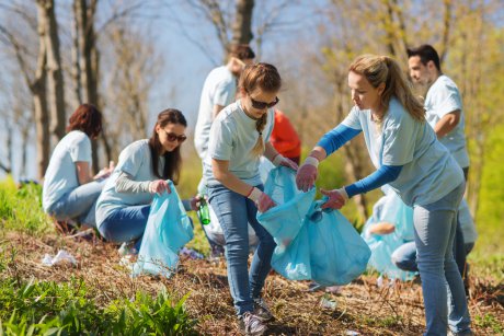 Voluntariat pentru mămici: 5 moduri în care poți da o mână de ajutor, chiar dacă ai copii