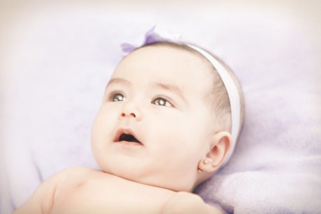 Cercei la bebeluși: Când este sigur să îi punem și ce fel de cercei alegem