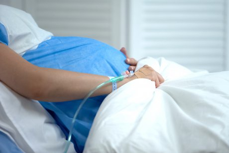 Nașterea în vremuri de pandemie: o mamă din Cluj a așteptat 50 de ore să își atingă bebelușul