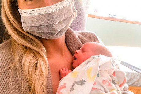O femeie infectată cu noul coronavirus a devenit mamă în timp ce se afla în comă