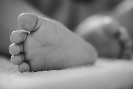 Caz grav de neglijență în Gorj: un bebeluș de 5 luni a murit înecat cu lapte