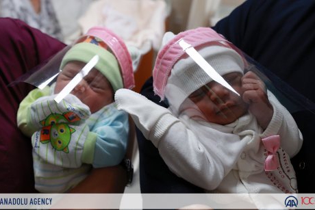 Un spital produce mini viziere pentru nou-născuți pentru a-i proteja de Covid-19