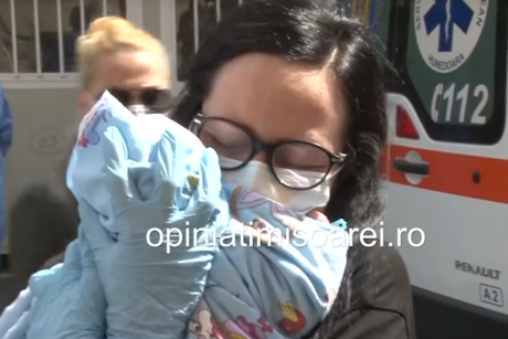 Primul bebeluș vindecat de coronavirus din România pleacă acasă în brațele mamei sale