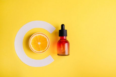 Vitamina C fiole, aur pentru tenul tău. Iată tot ce trebuie să știi despre acest produs și cum se folosește corect