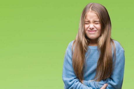 Înțepături în burtă: când să te îngrijoreze aceste simptome la copilul tău