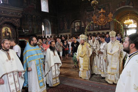 După 15 mai: cum se vor ține slujbele în biserică