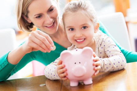 „Mami, ce înseamnă să economisești?”: sfaturi utile pentru discuția despre bani cu cel mic