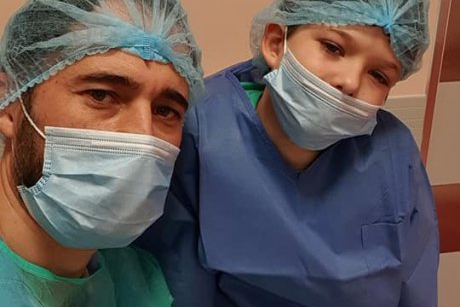 Dinu Maxer disperat, ajuns la spital cu fiul lui: ”A trebuit să îl internez. Avea febră mare”