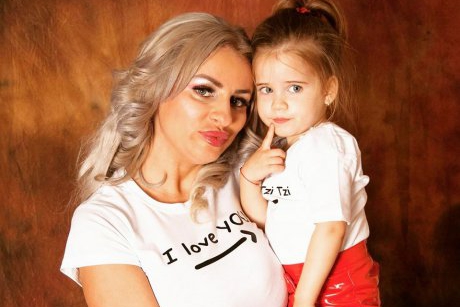 Sânziana Buruiană este însarcinată, dar încă își mai alaptează fetița de 5 ani:”încerc să îi explic că trebuie să păstrăm laptele pentru bebeluș”