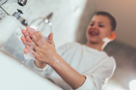Băiețelul de 9 ani care a inventat mașina de spălat pe mâini a primit Ordinul Președintelui