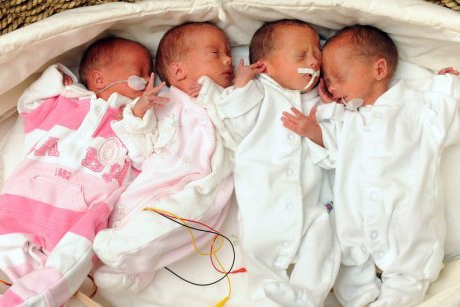 O mamă a 13 copii naște cvadrupleți la numai 34 de ani