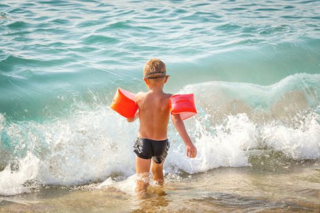 Atenție în vacanță la mare! Șocul de apă rece îți poate ucide copilul