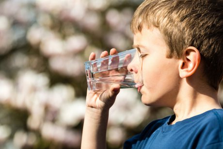 Un copil de 11 ani a murit după ce părinții lui l-au forțat să bea 3 litri de apă în 3 ore