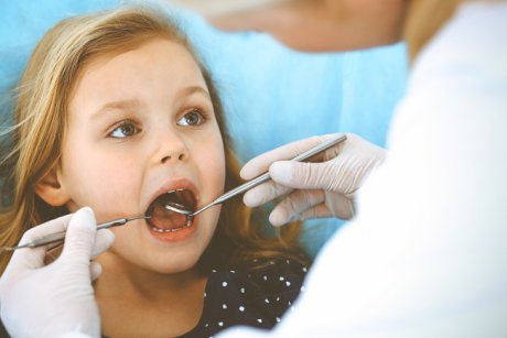 Specialiștii avertizează: Deficitul de vitamina D la copii poate provoca probleme dentare!