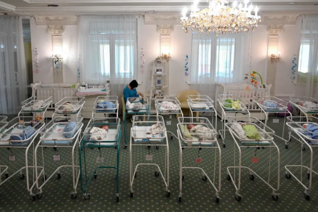 Drama industriei de ”fabricat bebeluși” din Ucraina: femei care nasc pe bani și copilași captivi într-un hotel cu sârmă ghimpată