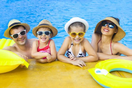 Top 10 porunci pentru un copil la piscină sau la mare