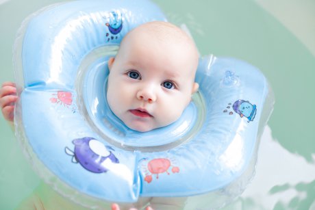 Colacul de gât pentru bebeluși: cum să îl folosești fără să îi pui viața în pericol