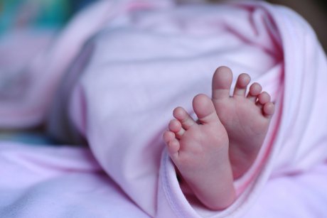 Bebeluș născut la 23 de săptămâni, se luptă să respire. Clinica de avorturi îl aruncă într-o pungă la gunoi